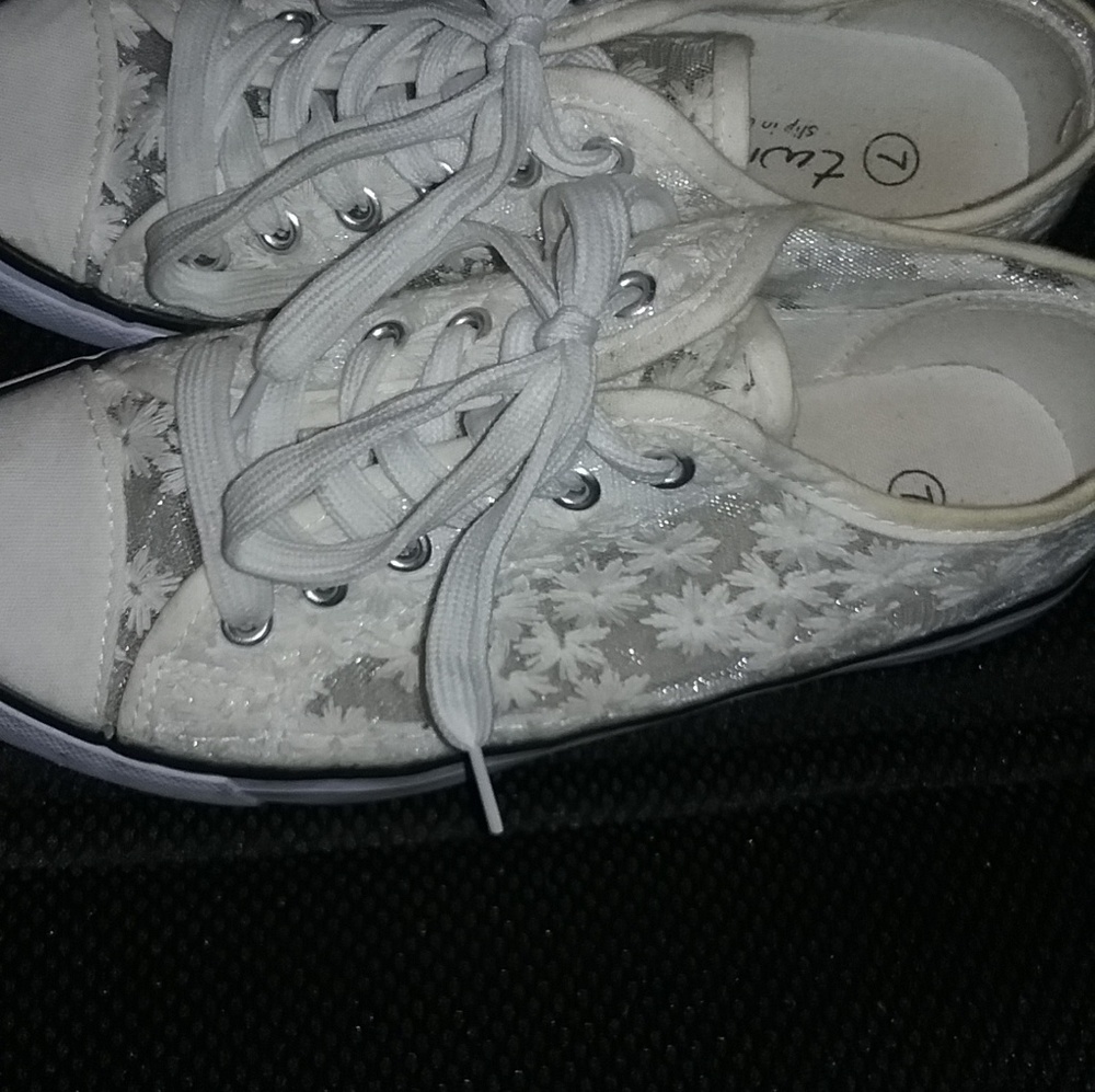 Lace off brand converse
